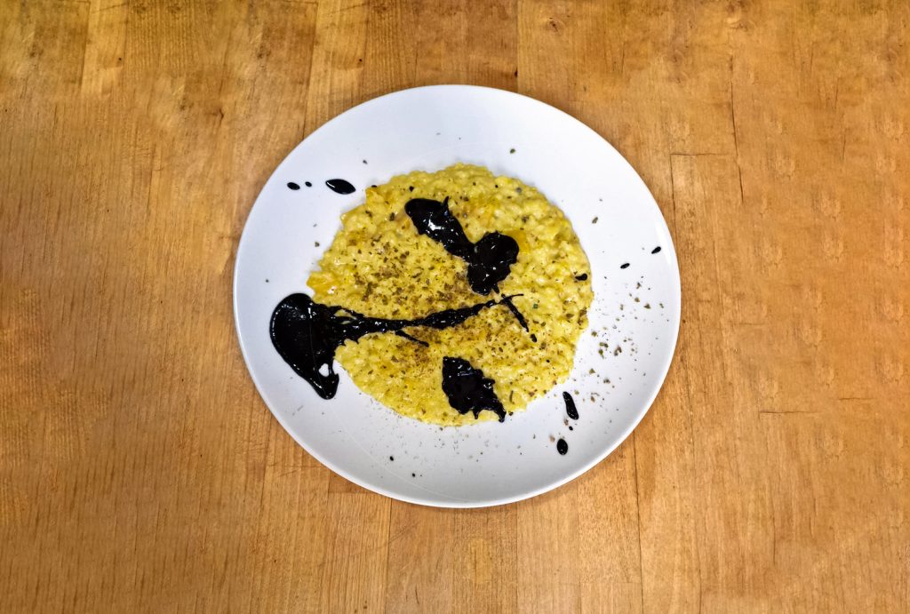 Riso Karbor risottato con piselli, zafferano e lavanda mantecato al burro di mandorle e scorze di limone